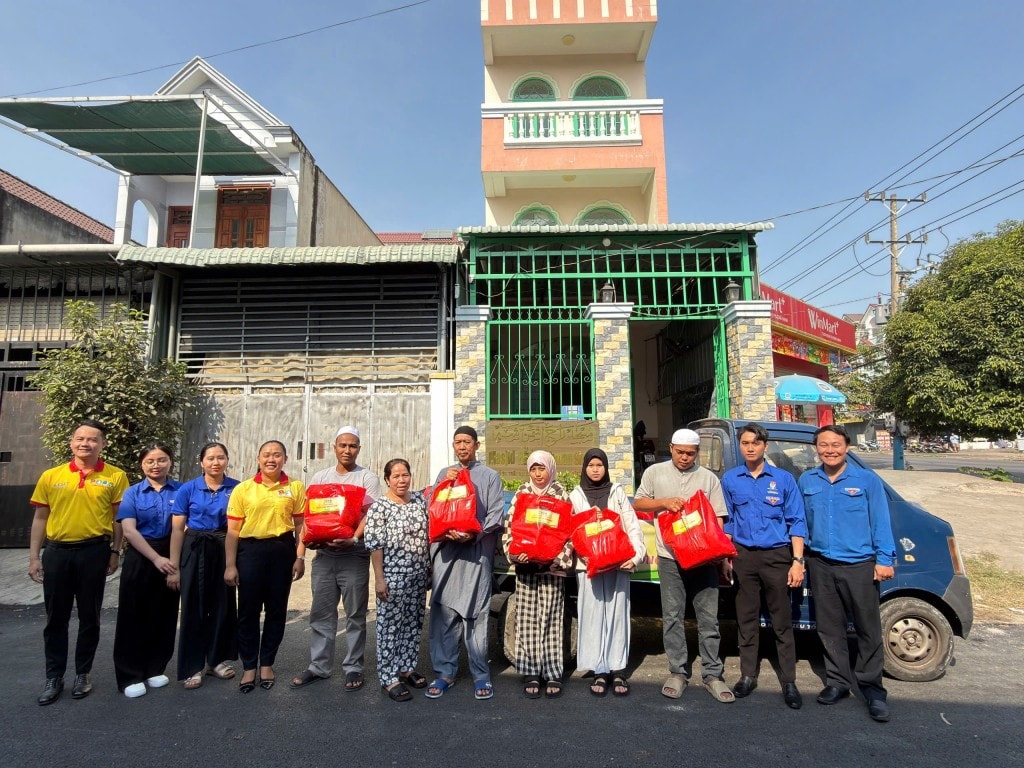 Hoạt động trao quà Tết cho người dân khó khăn do đoàn viên, thanh niên tổ chức trong Chiến dịch Xuân tình nguyện.