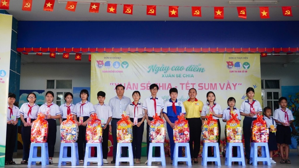 Ban Tổ chức trao quà cho học sinh có hoàn cảnh khó khăn, hiếu học tại Ngày cao điểm “Xuân sẻ chia – Tết sum vầy”.