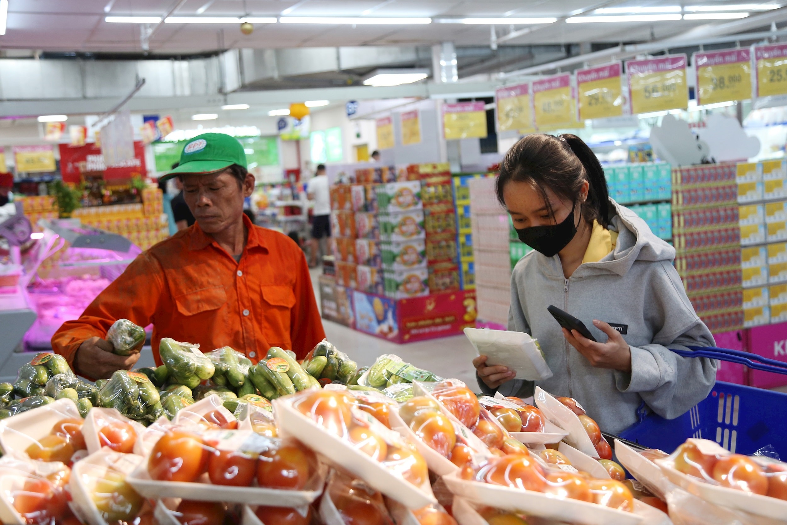 co.opmart-tiep-tuc-trien-khai-chuong-trinh-di-cho-dong-gia.jpg