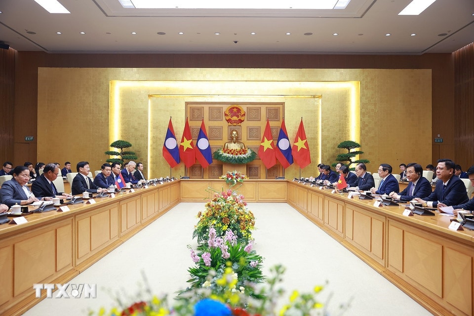 Thủ tướng Phạm Minh Chính hội kiến Tổng Bí thư, Chủ tịch nước Lào Thongloun Sisoulith. (Ảnh: Dương Giang/TTXVN)