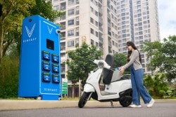 VinFast ra mắt 4 mẫu xe máy điện mới, hoàn thiện lắp đặt 4.500 trạm đổi pin đầu tiên