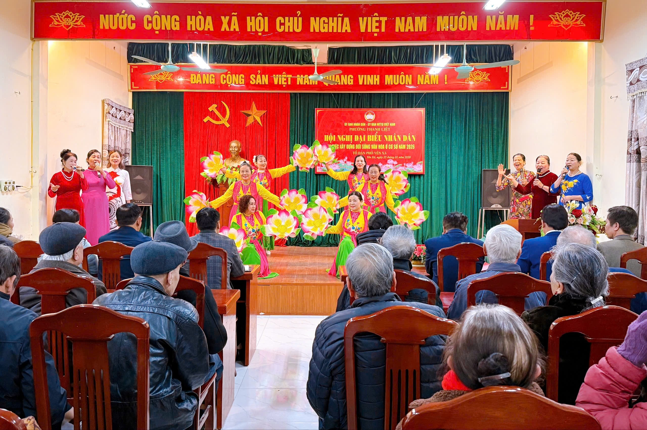 Tiết mục văn nghệ của nhân dân chào mừng hội nghị
