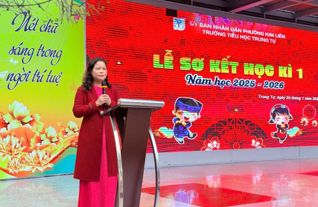 Hiệu trưởng Trường Tiểu học Trung Tự phát biểu tại Lễ sơ kết học kỳ I, đánh giá kết quả học tập, rèn luyện của thầy và trò nhà trường trong học kỳ vừa qua.