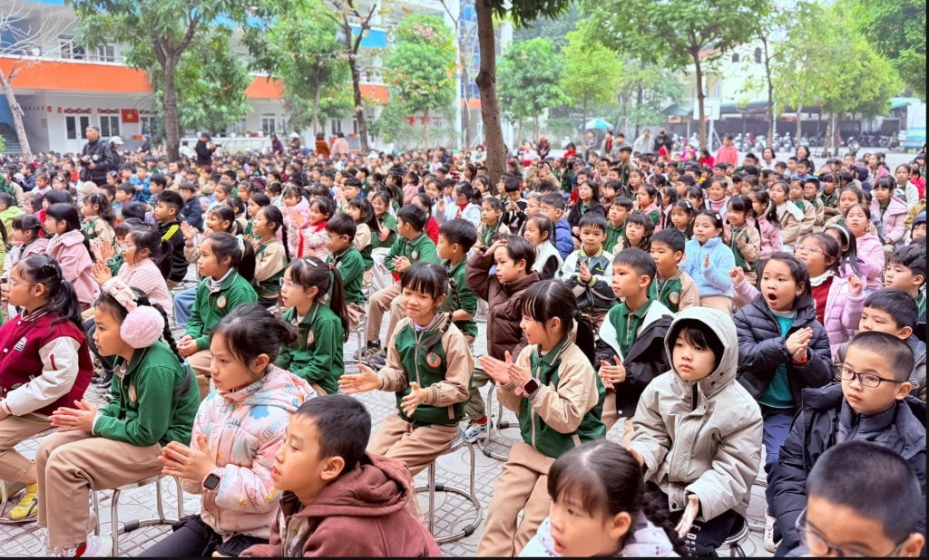 Học sinh Trường Tiểu học Trung Tự chăm chú theo dõi chương trình Lễ sơ kết học kỳ I, thể hiện sự hào hứng trước các hoạt động tổng kết và tuyên dương.