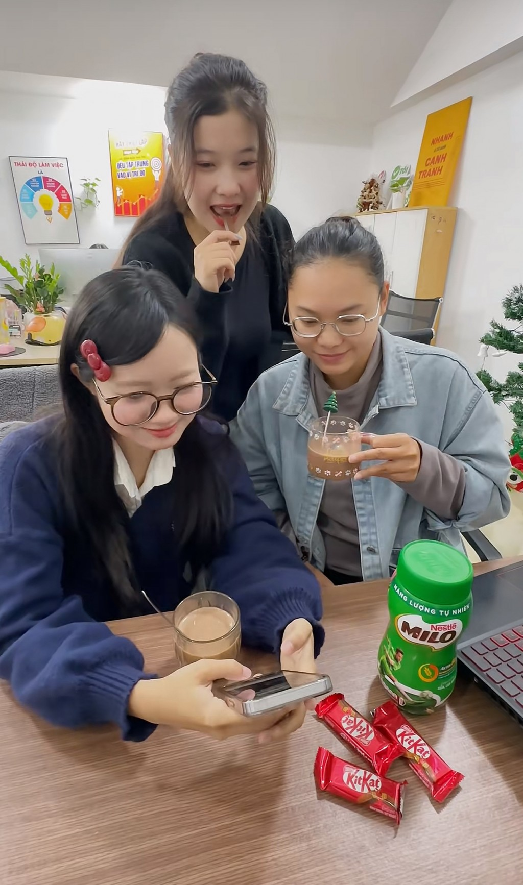 Nhiều người dùng mạng xã hội chia sẻ góc nhìn mới về Tết qua “Lịch Tết hôm nay”. Nguồn: Tài khoản TikTok dzunlatuine và trangg.mackey