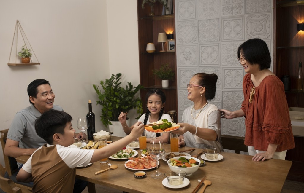 Với nhiều người, bữa cơm ấm cúng cùng gia đình là khoảnh khắc chất lượng nhất cho Tết này (Ảnh: Freepik).