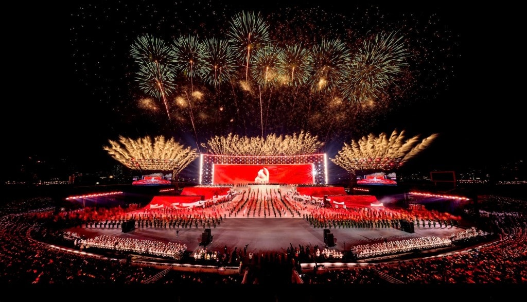 “Concert pháo hoa quốc gia” có quy mô sân khấu hoành tráng chưa từng có tiền lệ. Ảnh: Ánh Dương.