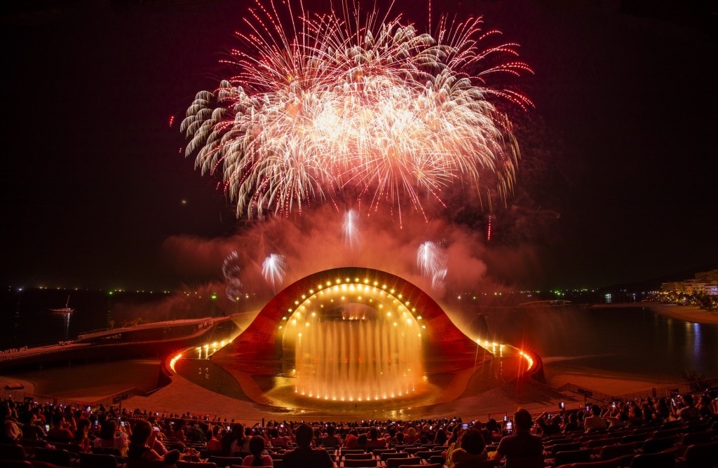 Màn pháo hoa trong show diễn Kiss of The Sea đã trở thành “bữa ăn tinh thần” không thể thiếu của du khách đến Phú Quốc. Ảnh: Ánh Dương.