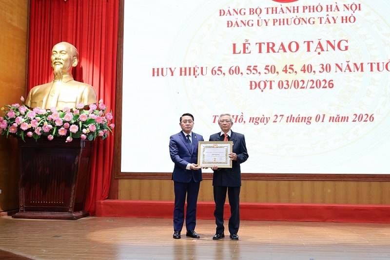 Đồng chí Bùi Huyền Mai trao tặng Huy hiệu Đảng tại Tây Hồ