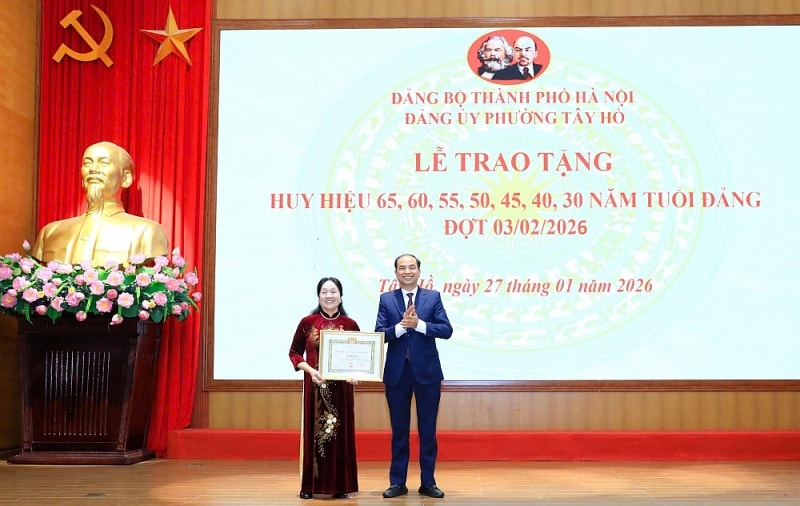 Đồng chí Bùi Huyền Mai trao tặng Huy hiệu Đảng tại Tây Hồ