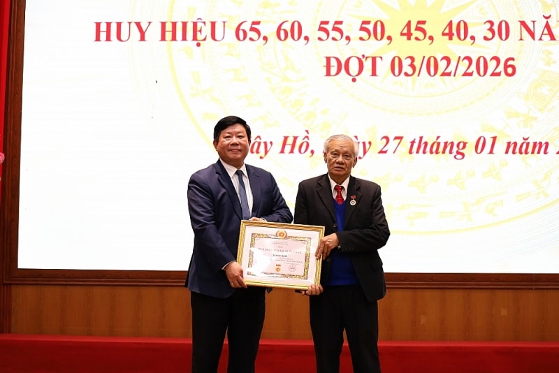 Đồng chí Bùi Huyền Mai trao tặng Huy hiệu Đảng tại Tây Hồ