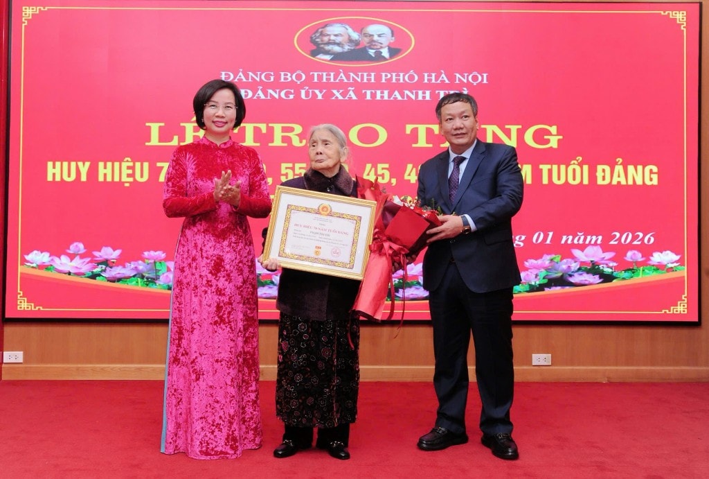 Đồng chí Bùi Huyền Mai, Ủy viên Ban Thường vụ Thành ủy, Chủ tịch Ủy ban Mặt trận Tổ quốc Việt Nam thành phố Hà Nội và đồng chí Nguyễn Tiến Cường, Bí thư Đảng ủy, Chủ tịch HĐND xã Thanh Trì trao tặng Huy hiệu 70 năm tuổi Đảng sớm cho đồng chí Phạm Thị Chi