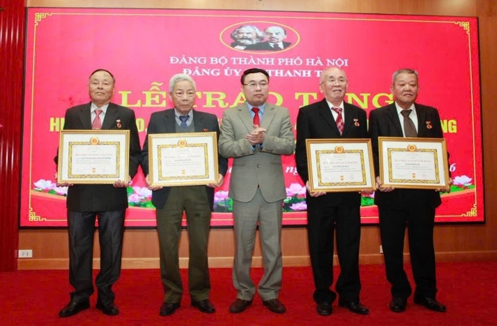 Bí thư Đảng ủy, Chủ tịch HĐND xã Thanh Trì Nguyễn Tiến Cường phát biểu tại buổi lễ
