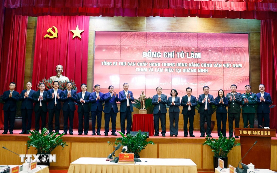 Tổng Bí thư Tô Lâm tặng bức tượng Chủ tịch Hồ Chí Minh cho tỉnh Quảng Ninh. (Ảnh: Thống Nhất/TTXVN)