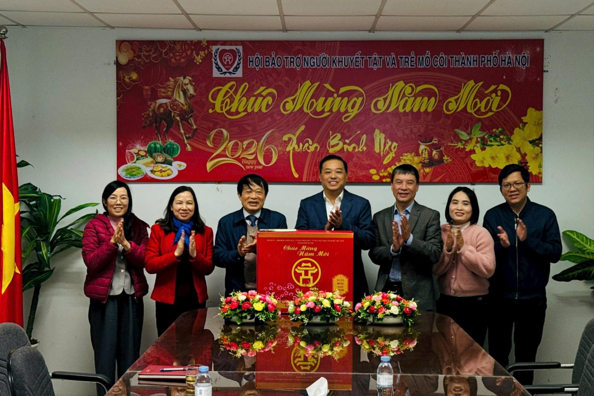trao-qua-o-hoi-bao-tro-nkt.jpg