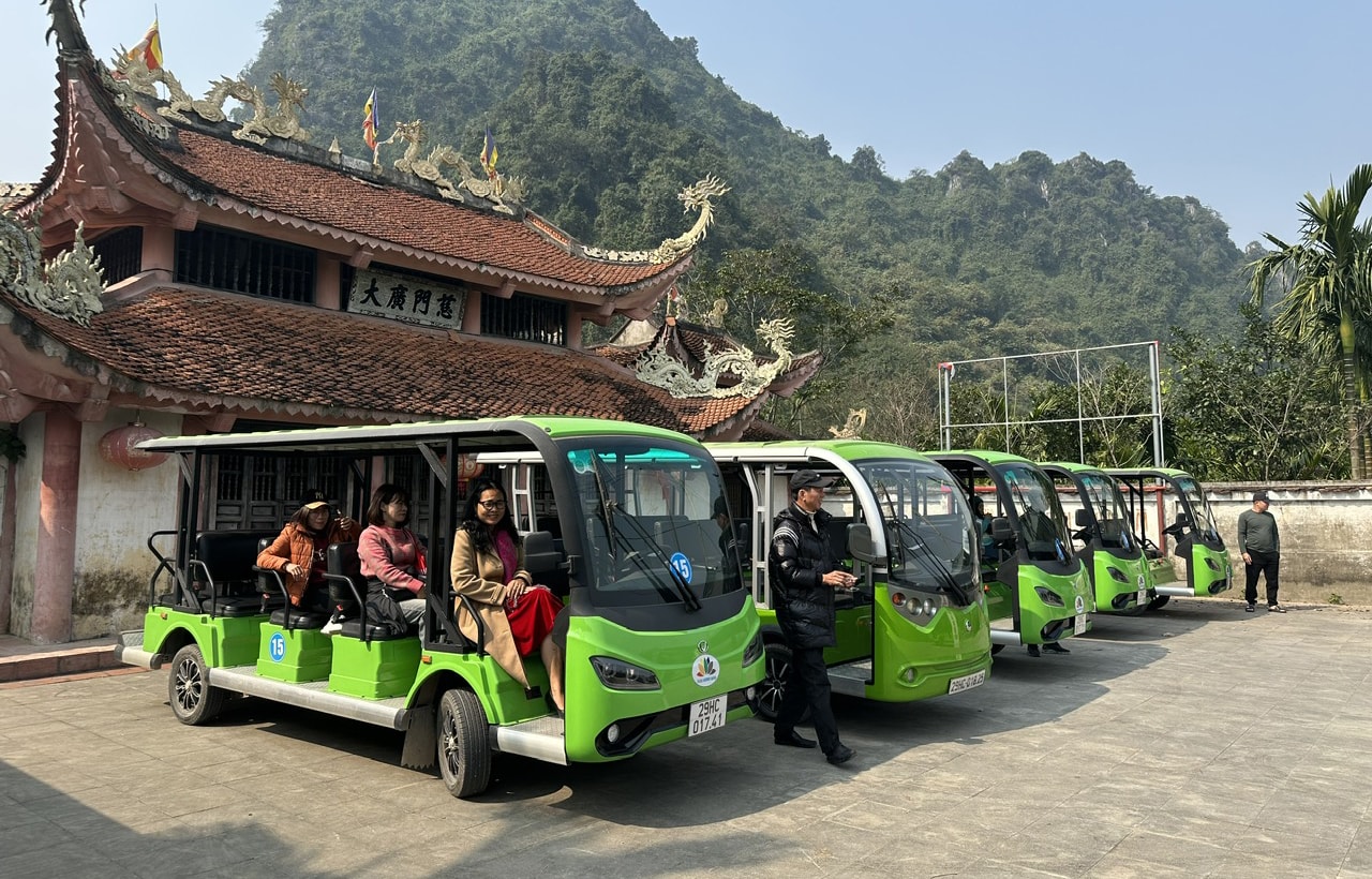 xa-huong-son-tiep-tuc-van-hanh-he-thong-xe-dien-phuc-vu-du-khach-trong-le-hoi-chua-huong-2026..jpg