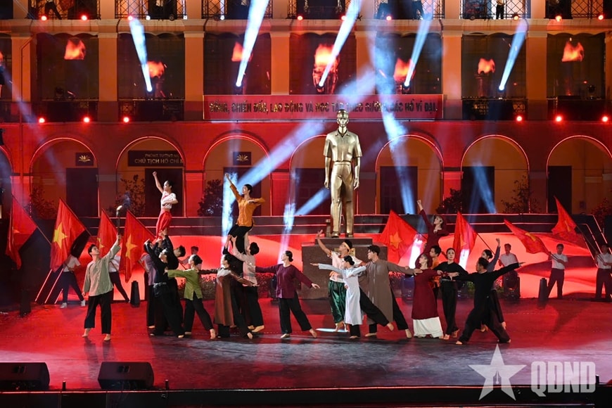 Lãnh đạo Đảng, Nhà nước dự cầu truyền hình kỷ niệm 85 năm Ngày Bác Hồ về nước trực tiếp lãnh đạo cách mạng Việt Nam- Ảnh 10.