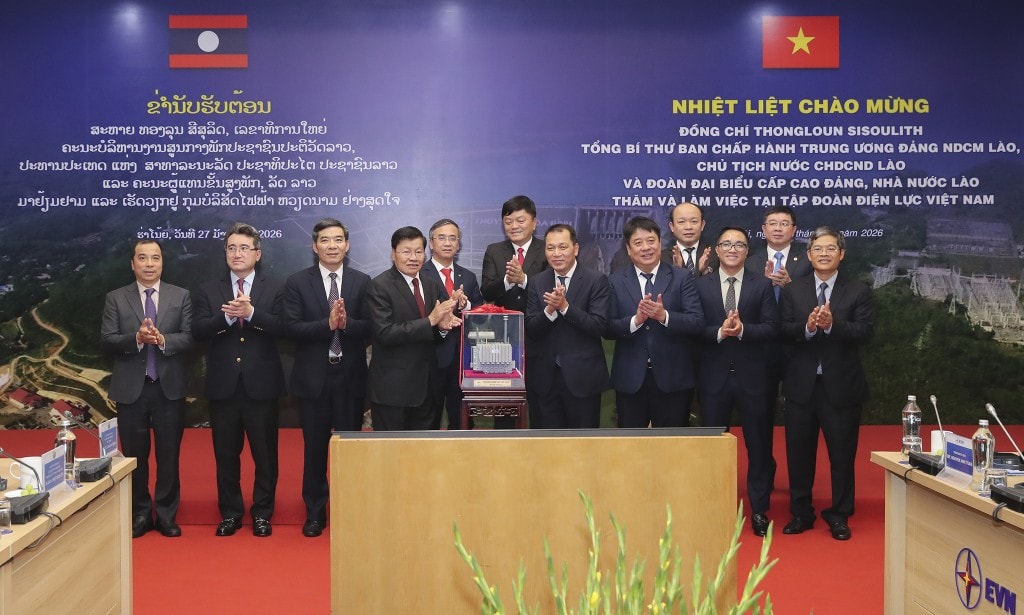 Tập đoàn Điện lực Việt Nam trao tặng tới Tổng Bí thư, Chủ tịch nước Lào Thongloun Sisoulith mô hình máy biến áp 500kV do Tổng công ty Thiết bị điện Đông Anh - CTCP (EEMC) chế tạo