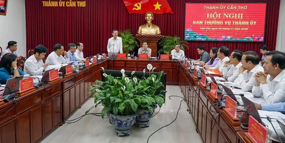 Ông Trương Cảnh Tuyên, Phó Bí thư Thành ủy, Chủ tịch UBND TP Cần Thơ, phát biểu tại hội nghị. Ảnh: ANH DŨNG