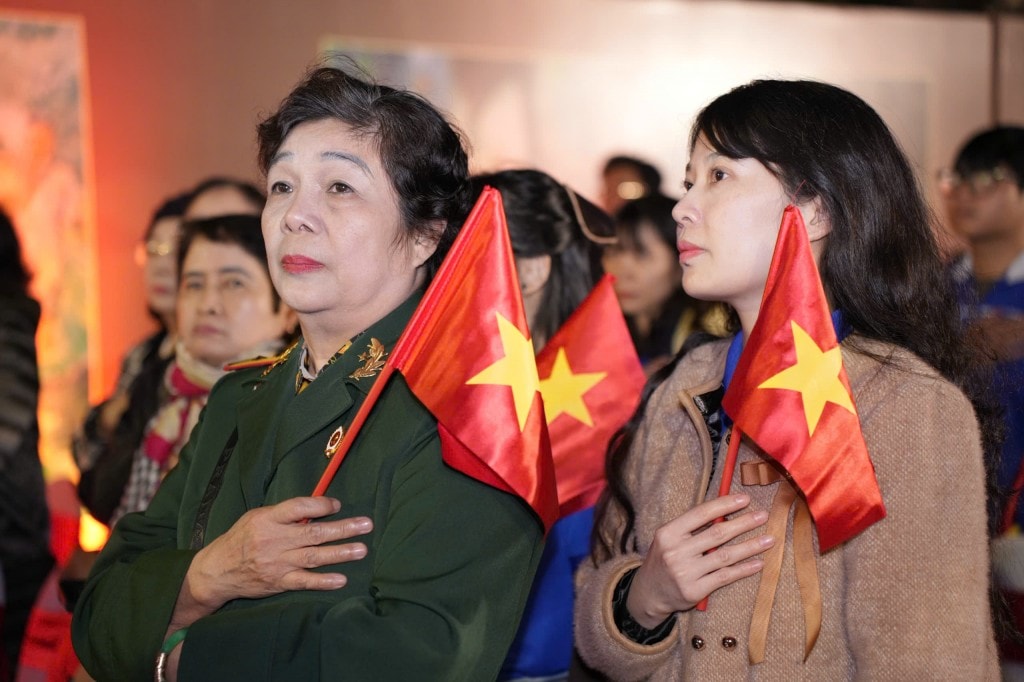 Các thé hệ người Việt tưởng nhớ Chủ tịch Hồ Chí Minh