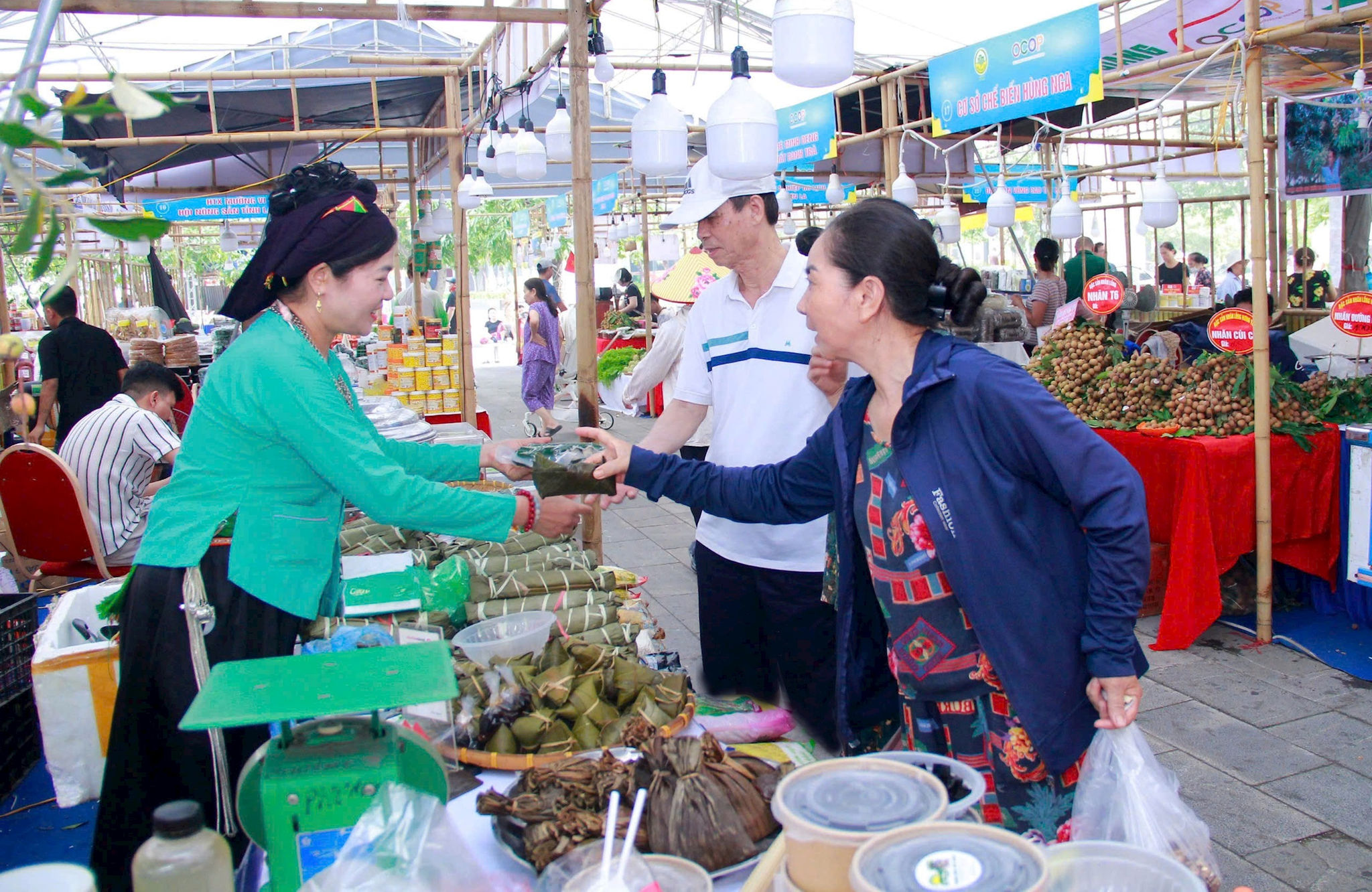 gioi-thieu-cac-san-pham-tai-tuan-hang-gioi-thieu-va-xuc-tien-tieu-thu-san-pham-ocop-lang-nghe-nong-san-thuc-pham-an-toan-nam-2025-tai-ha-noi..jpeg