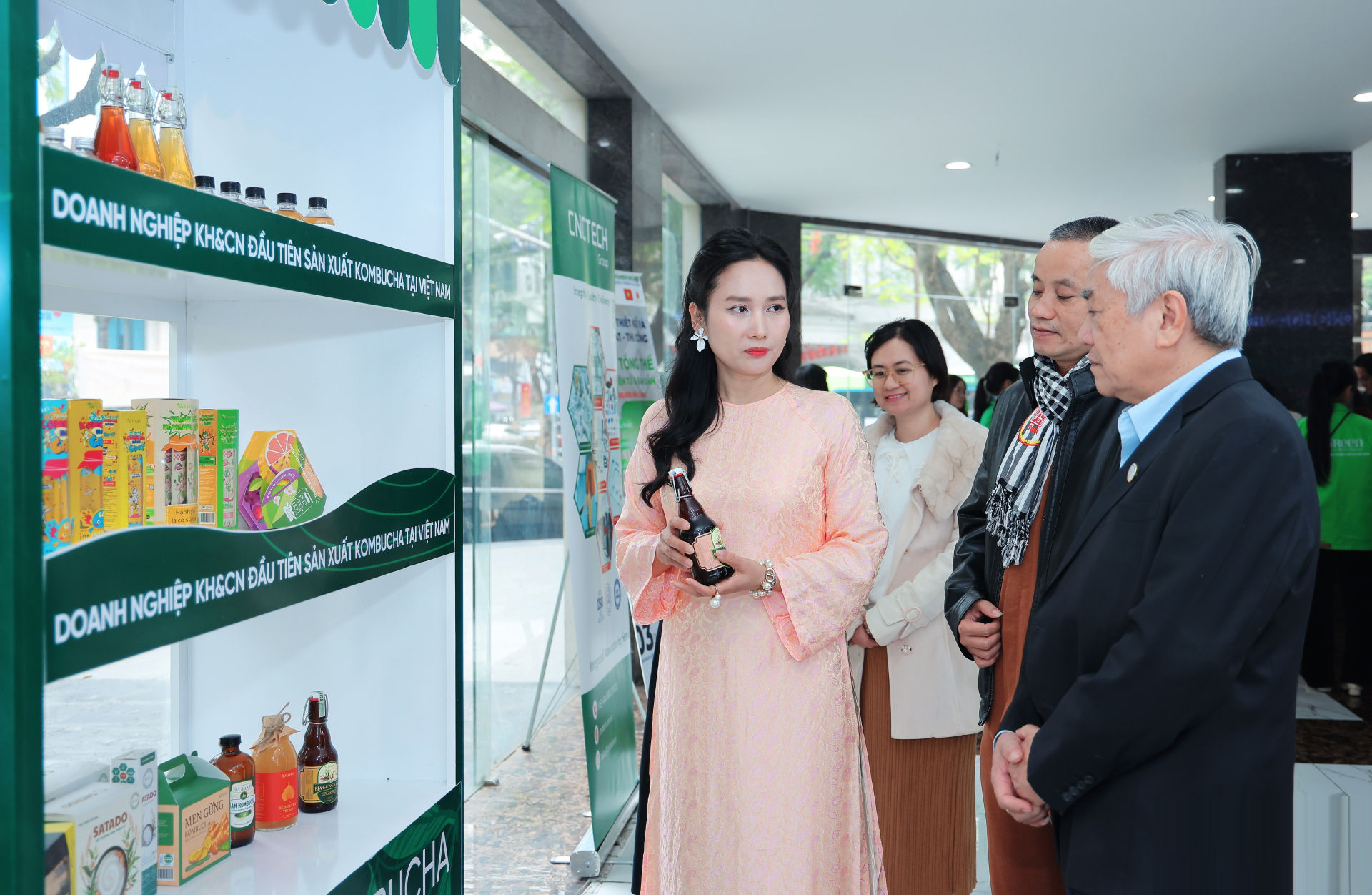 tien-si-nguyen-quan-tham-quan-cac-san-pham-medifood-vgreen-cua-cong-ty-co-phan-vgreen.-anh-hoang-toan.jpg