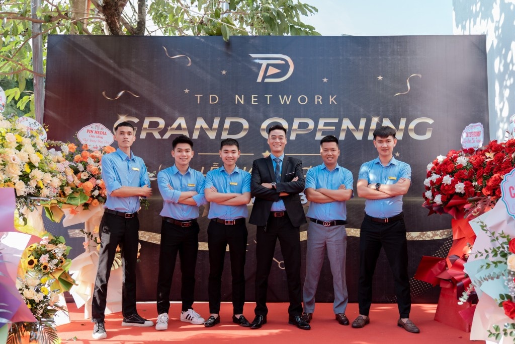 Nguyễn Văn Dũng (vest đen), CEO TD Network, theo đuổi hướng tiếp cận âm nhạc dựa trên dữ liệu và hành vi người nghe.