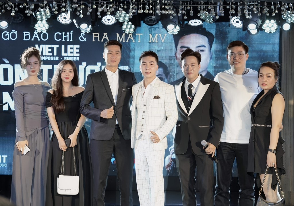 Anh Dũng (thứ ba từ trái sang) tham gia sự kiện ra mắt MV của ca sĩ Việt Lee (thứ tư từ trái sang)