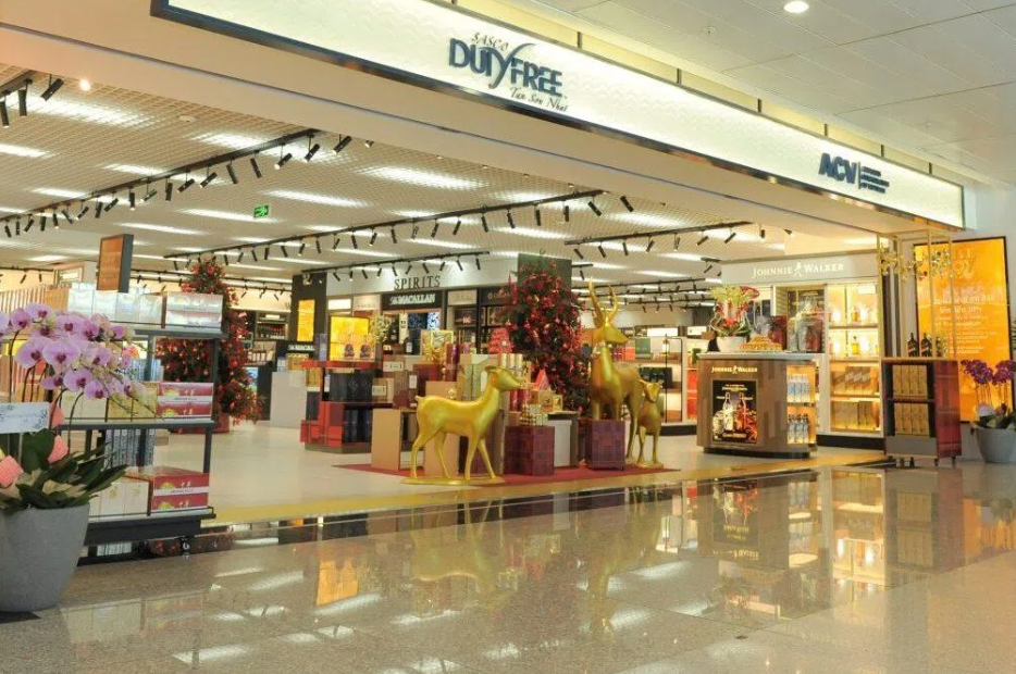 Một chuỗi cửa hàng miễn thuế tại sân bay quốc tế lớn nhất Việt Nam – sân bay Tân Sơn Nhất (TP. Hồ Chí Minh). Chuỗi này do Sasco vận hành, trong đó IPPG và các đơn vị liên quan đang nắm tổng cộng khoảng 45% cổ phần. Ảnh: SASCO