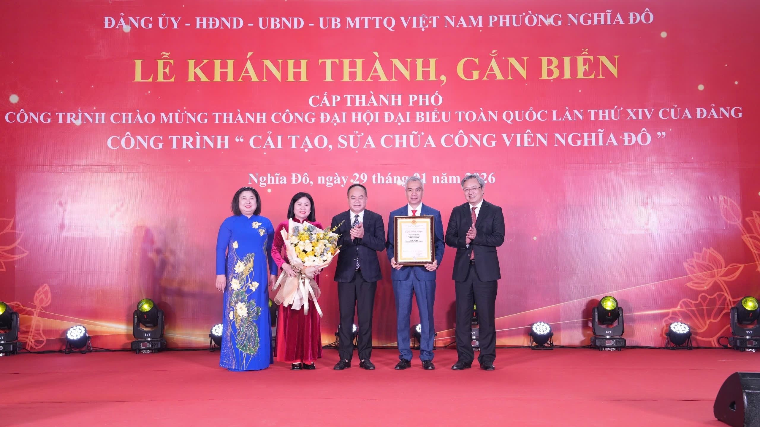 Gắn biển công trình cải tạo Công viên Nghĩa Đô chào mừng Đại hội XIV của Đảng