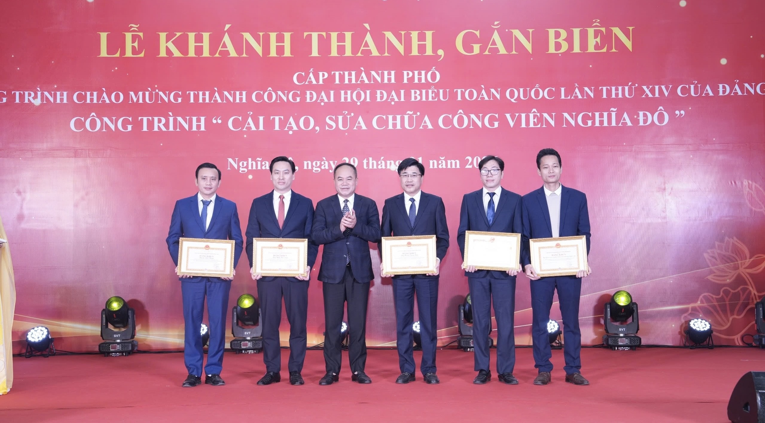 Gắn biển công trình cải tạo Công viên Nghĩa Đô chào mừng Đại hội XIV của Đảng