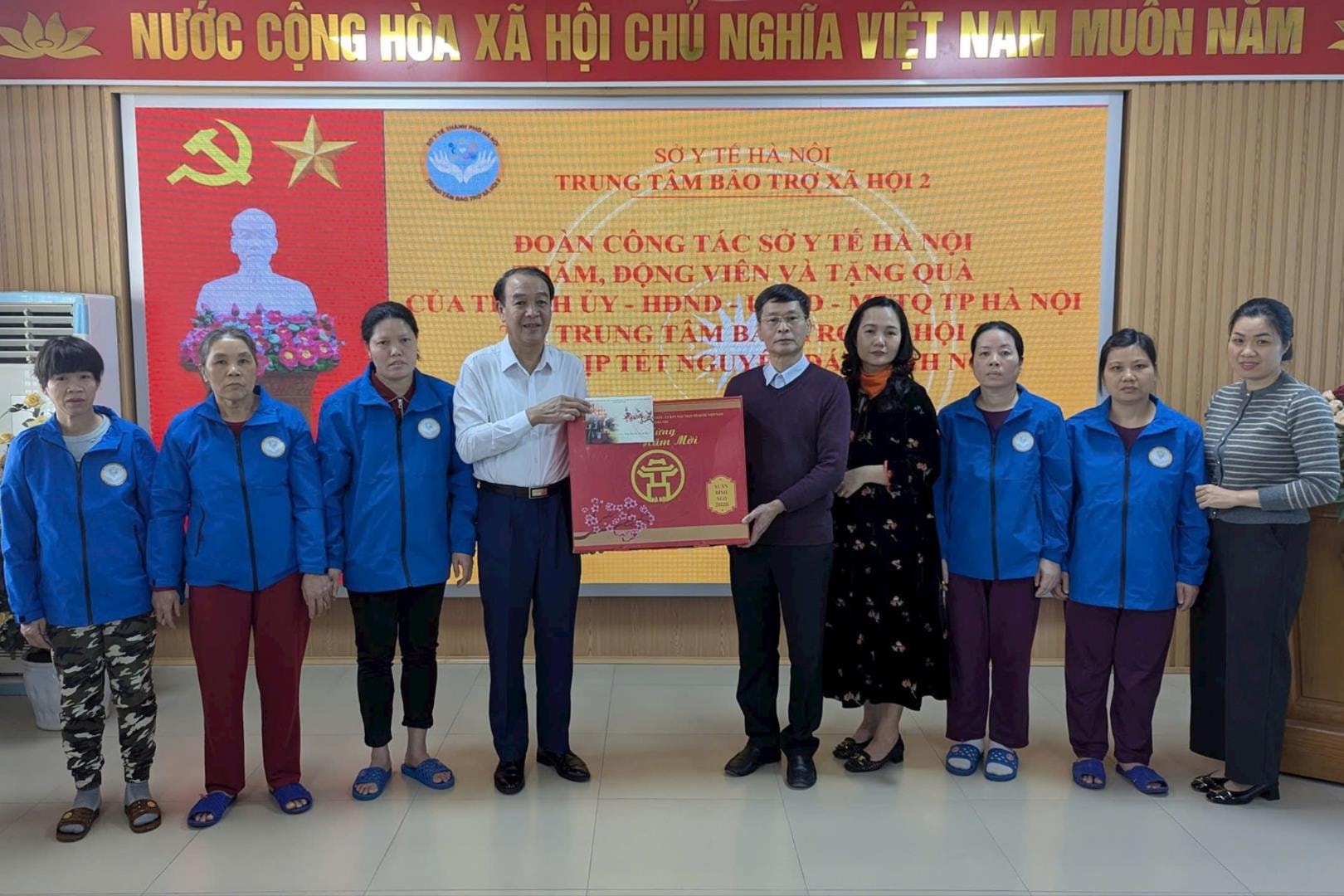 Thăm, tặng quà tại Trung tâm Bảo trợ xã hội 2. Ảnh: Mây Phương