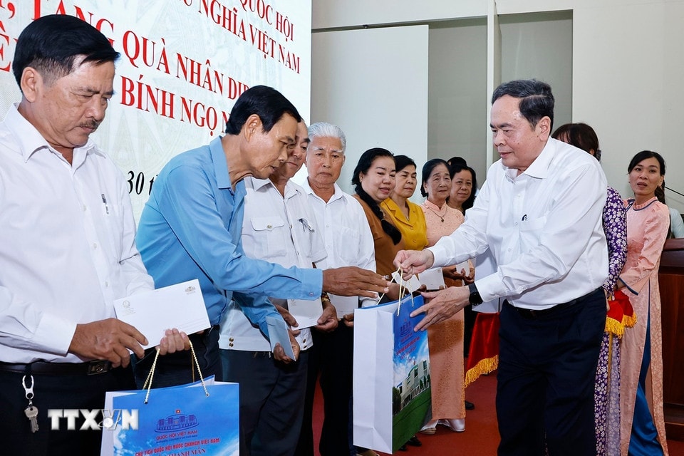 chu-tich-quoc-hoi-tham-chuc-tet-va-tang-qua-cho-cac-gia-dinh-chinh-sach-tai-thanh-pho-can-tho-7.jpg