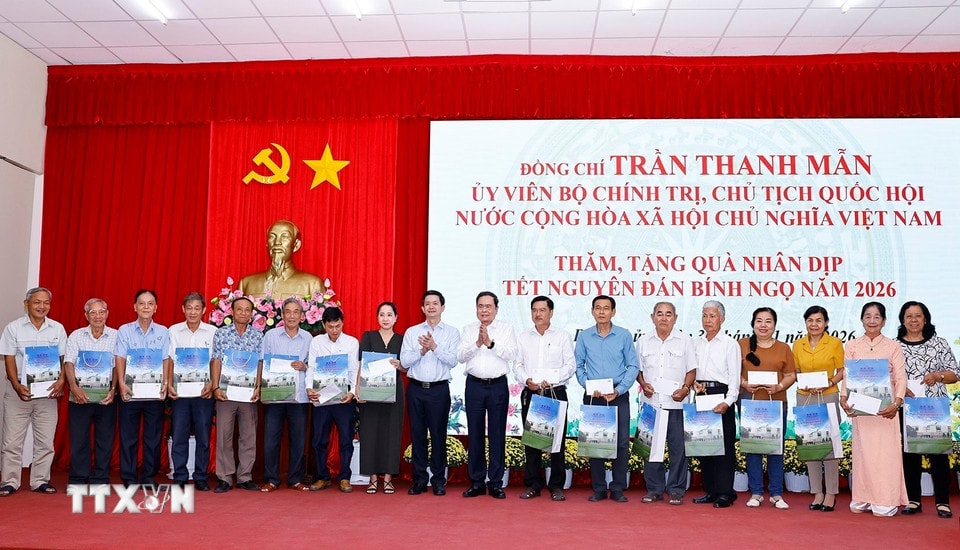 chu-tich-quoc-hoi-tham-chuc-tet-va-tang-qua-cho-cac-gia-dinh-chinh-sach-tai-thanh-pho-can-tho-8.jpg