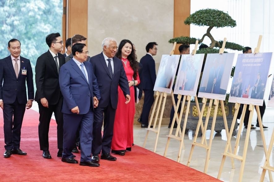 Thủ tướng Phạm Minh Chính và Chủ tịch Hội đồng châu Âu Antonio Costa tham quan trưng bày ảnh về quan hệ hợp tác giữa Việt Nam và Liên minh châu Âu - Ảnh: VGP/Nhật Bắc