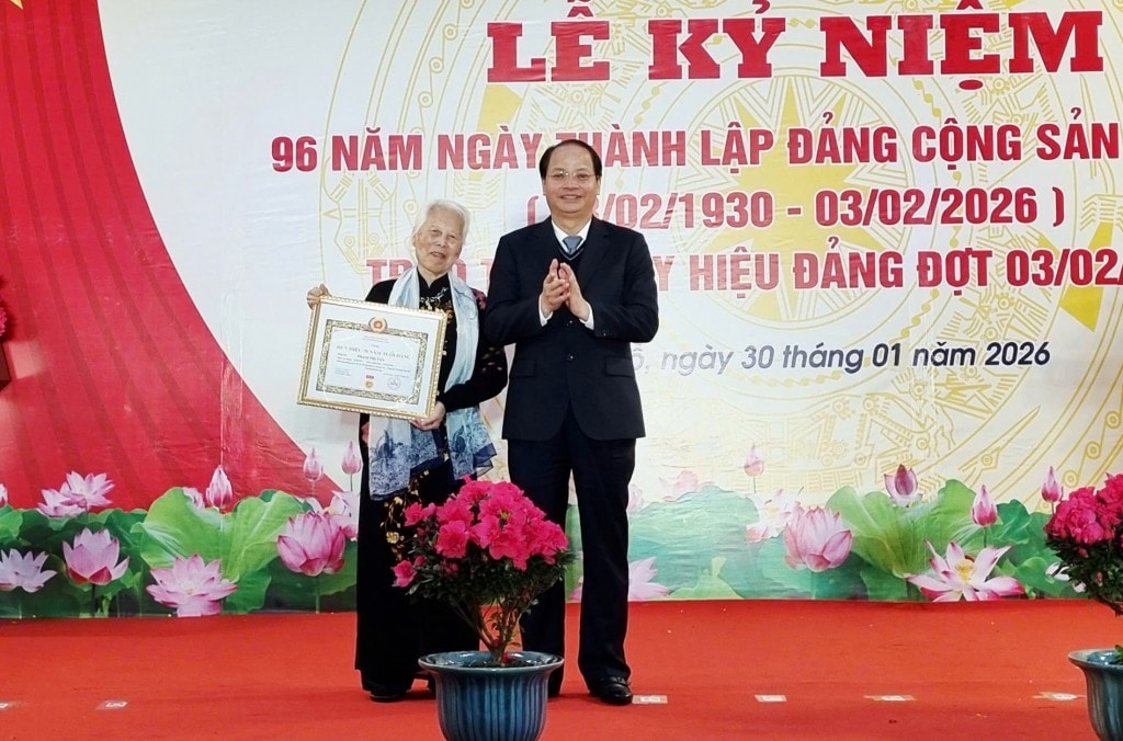 Đồng chí Nguyễn Doãn Toản - Ủy viên Ban Thường vụ Thành uỷ, Trưởng Ban Tuyên giáo và Dân vận Thành ủy Hà Nội trao Huy hiệu, chúc mừng đảng viên 70 năm tuổi Đảng Phạm Thị Tần Đồng chí Nguyễn Doãn Toản - Ủy viên Ban Thường vụ Thành uỷ, Trưởng Ban Tuyên giáo và Dân vận Thành ủy Hà Nội trao Huy hiệu, chúc mừng đảng viên 70 năm tuổi Đảng Phạm Thị Tần