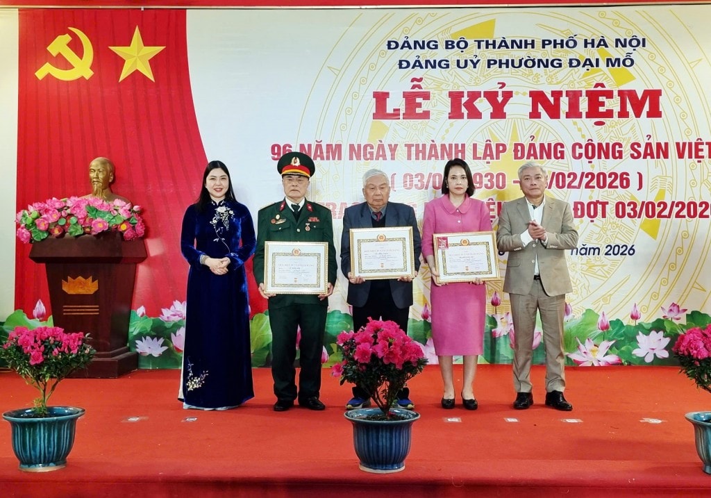 Lãnh đạo Ban Tuyên giáo và Dân vận Thành ủy Hà Nội cùng các đồng chí lãnh đạo Đảng uỷ phường Đại Mỗ trao Huy hiệu và chúc mừng các đảng viên lão thành Lãnh đạo Ban Tuyên giáo và Dân vận Thành ủy Hà Nội cùng các đồng chí lãnh đạo Đảng uỷ phường Đại Mỗ trao Huy hiệu và chúc mừng các đảng viên lão thành