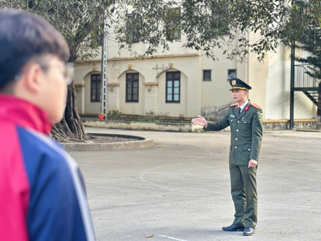 Các chiến sĩ công an dành tình yêu thương trọn vẹn tới các em nhỏ