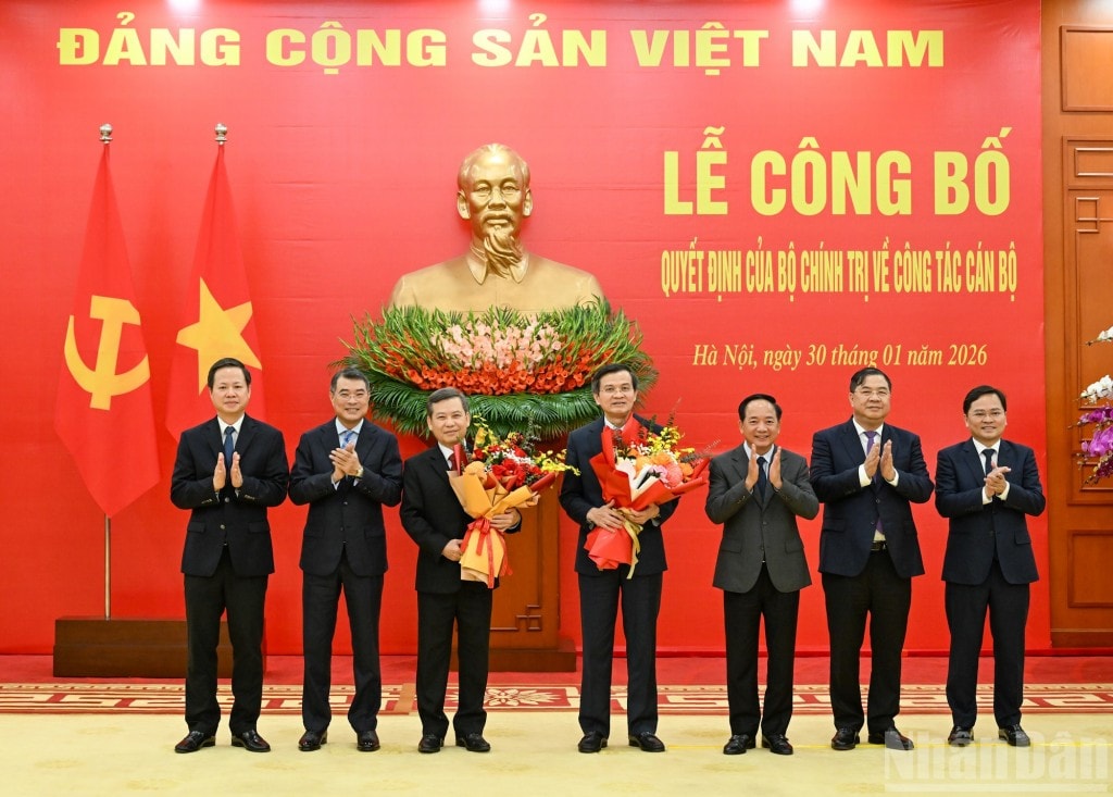 Lãnh đạo các ban Đảng, Văn phòng Trung ương Đảng chúc mừng đồng chí Lê Minh Trí và Đoàn Minh Huấn (Ảnh: Nhân dân)