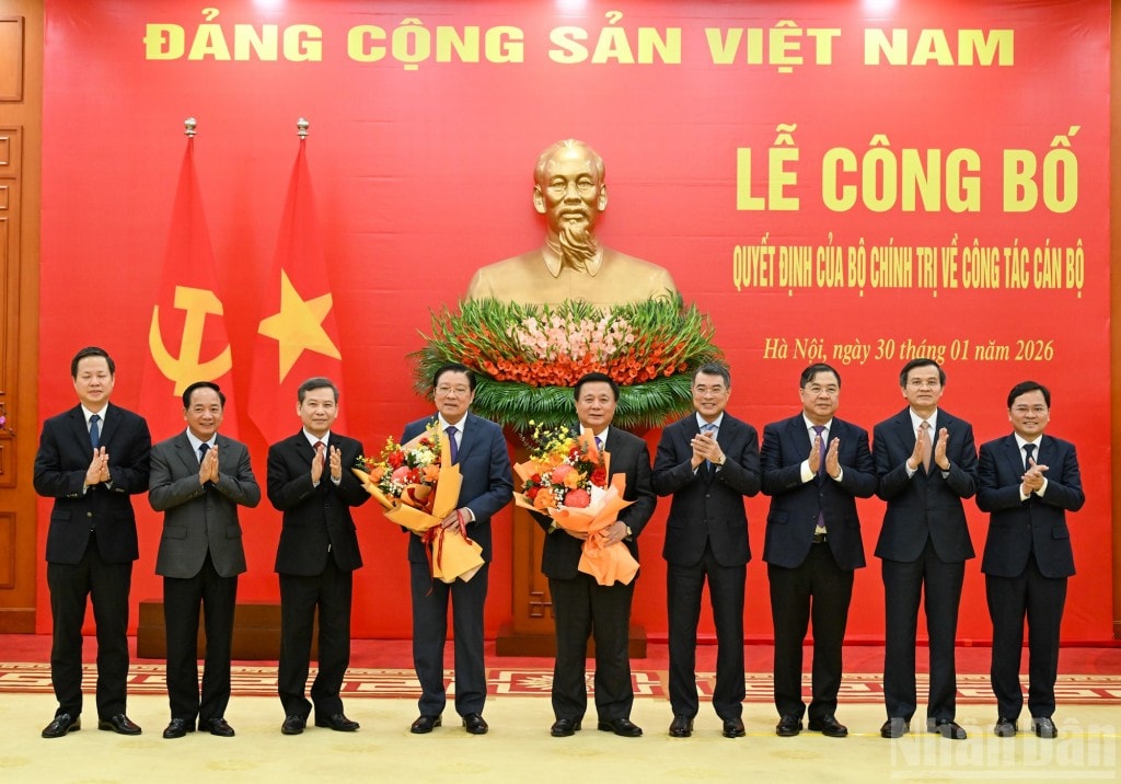 Lãnh đạo các ban Đảng, Văn phòng Trung ương Đảng chúc mừng đồng chí Phan Đình Trạc và Nguyễn Xuân Thắng (Ảnh: Nhân dân)