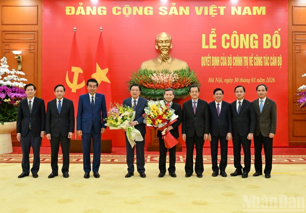 Ban Nội chính Trung ương chúc mừng đồng chí Lê Minh Trí và Phan Đình Trạc (Ảnh: Nhân dân)
