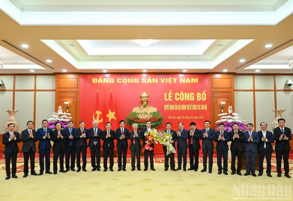 Học viện Chính trị Quốc gia Hồ Chí Minh chúc mừng đồng chí Đoàn Minh Huấn và Nguyễn Xuân Thắng (Ảnh: Nhân dân)
