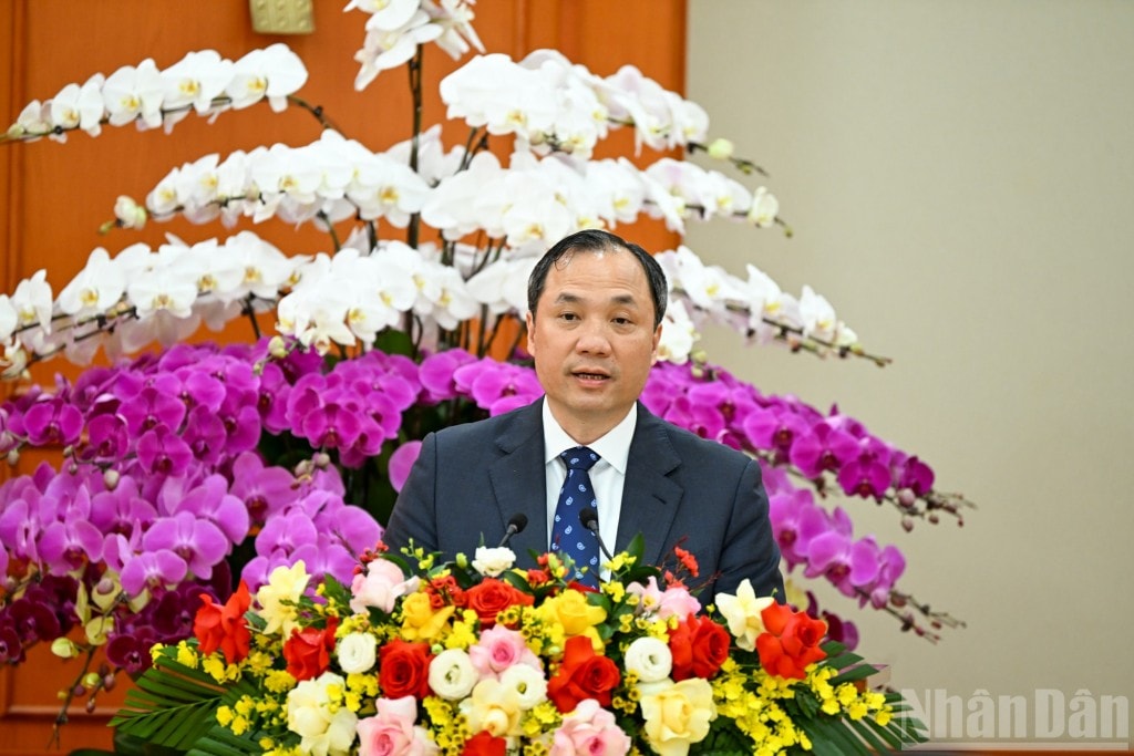 Phó Trưởng Ban Tổ chức Trung ương Hoàng Trung Dũng công bố các Quyết định của Bộ Chính trị về công tác cán bộ