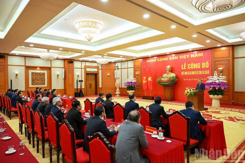 Quang cảnh Lễ công bố Quyết định của Bộ Chính trị về công tác cán bộ (Ảnh: Nhân dân)