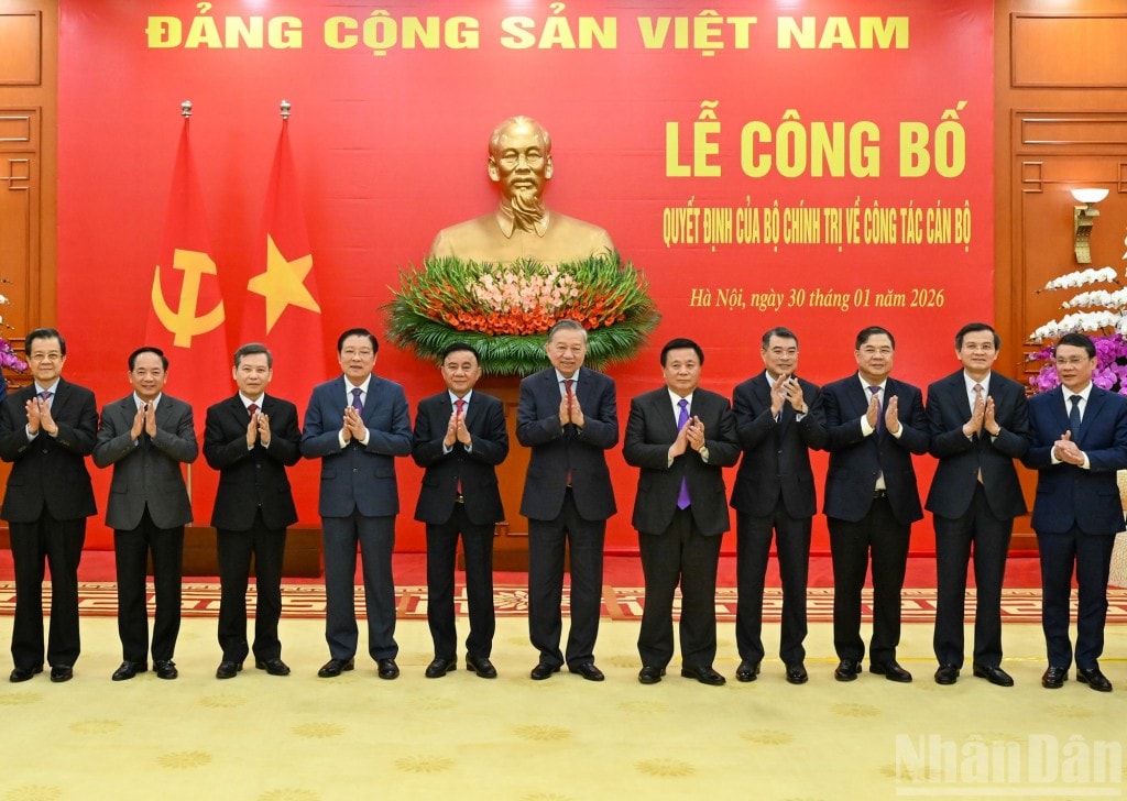 Tổng Bí thư Tô Lâm và các đồng chí lãnh đạo Đảng và các đại biểu dự buổi lễ (Ảnh: Nhân dân)