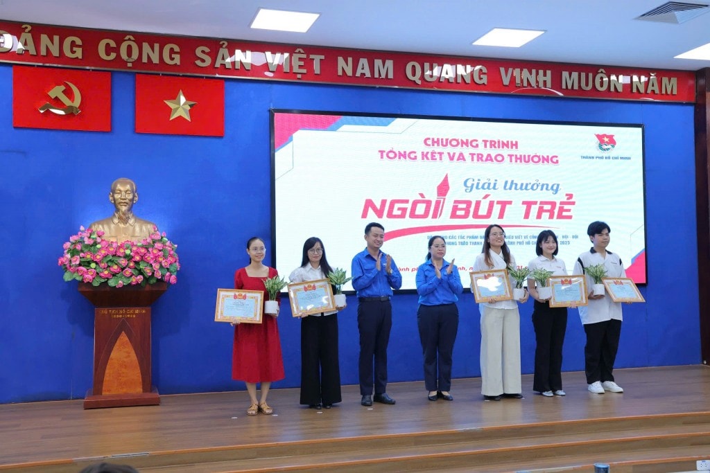 Đại diện Báo Tuổi trẻ Thủ đô (thứ 3 từ trái sang)và tác giả đạt giả năm nay