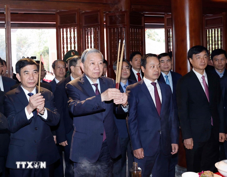 Tổng Bí thư Tô Lâm và đoàn công tác Trung ương đến dự Lễ Khánh thành Nhà tưởng niệm Chủ tịch Hồ Chí Minh tại di tích đồi E2 ở phường Điện Biên Phủ, tỉnh Điện Biên. (Ảnh: Thống Nhất/TTXVN)