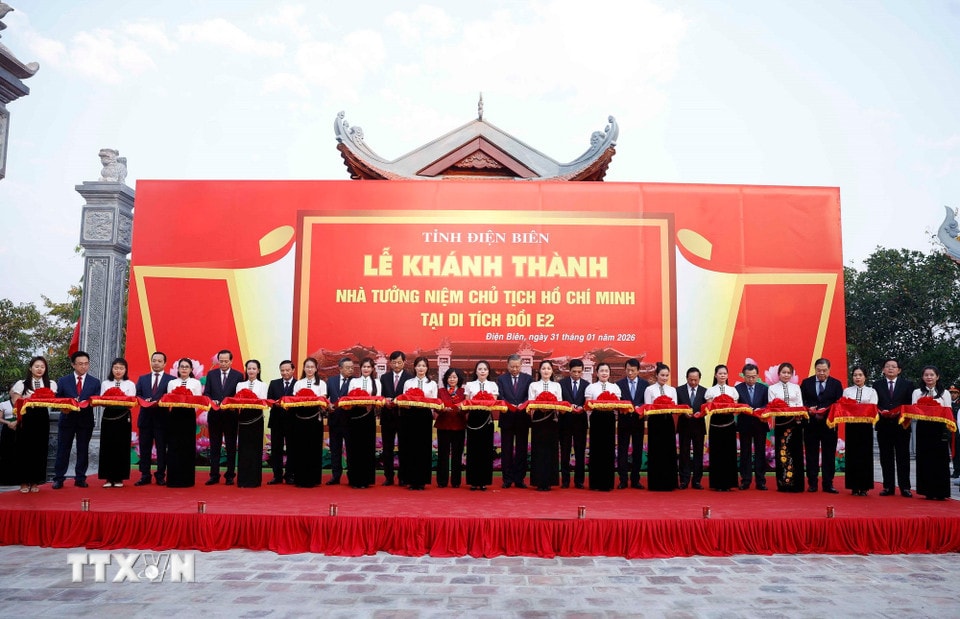 Tổng Bí thư Tô Lâm và đoàn công tác Trung ương đến dự Lễ Khánh thành Nhà tưởng niệm Chủ tịch Hồ Chí Minh tại di tích đồi E2 ở phường Điện Biên Phủ, tỉnh Điện Biên. (Ảnh: Thống Nhất/TTXVN)