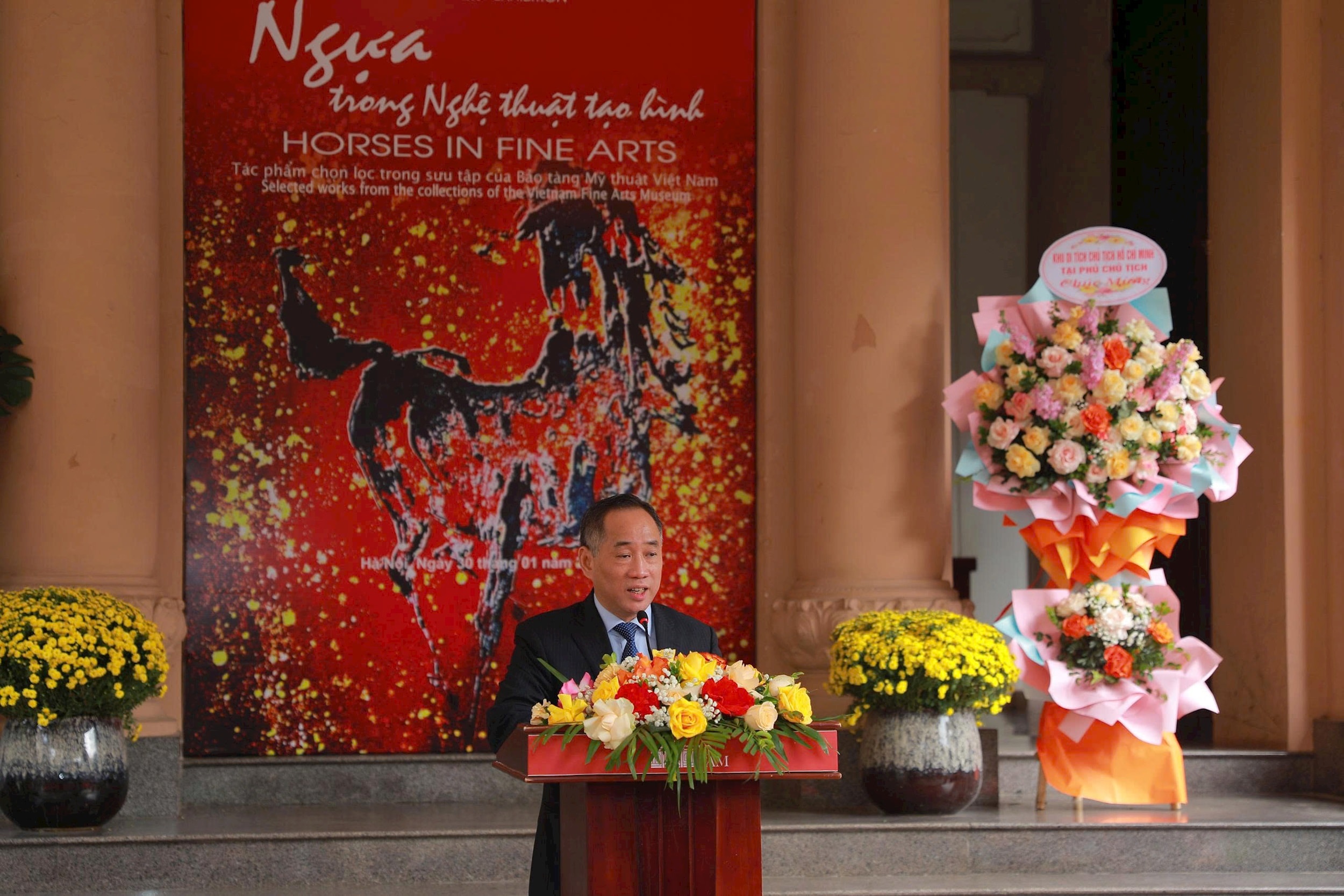 trien-lam-ngua-anh-minh.jpg