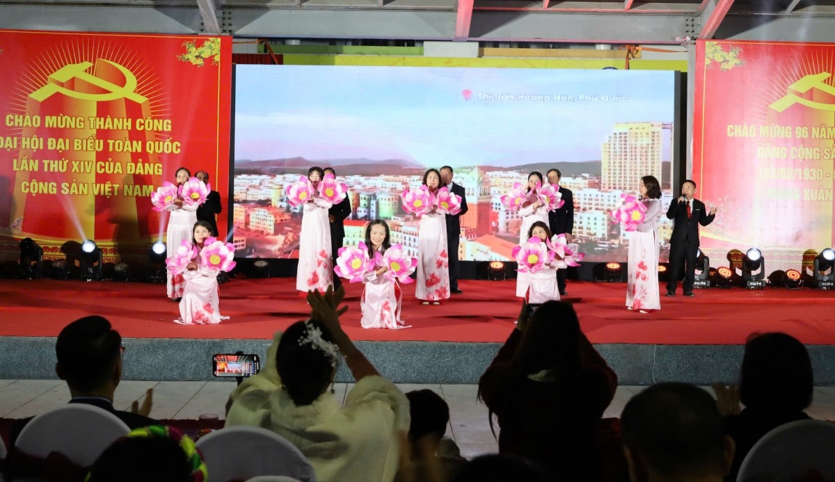 Chương trình văn nghệ “Ánh sáng - Niềm tin - Khát vọng” chào mừng thành công Đại hội XIV của Đảng
